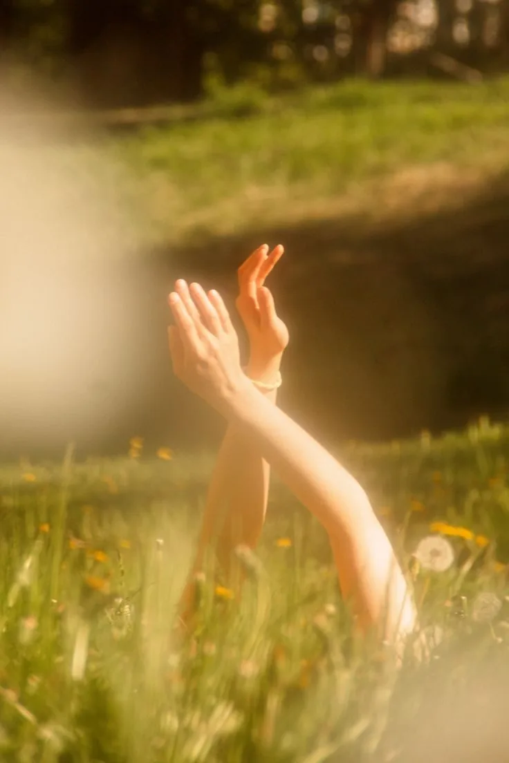 Mãos erguidas para o sol